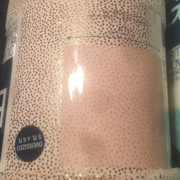 This is a NWT The Big One Super Soft Plush Throw - Picture 2 of 2